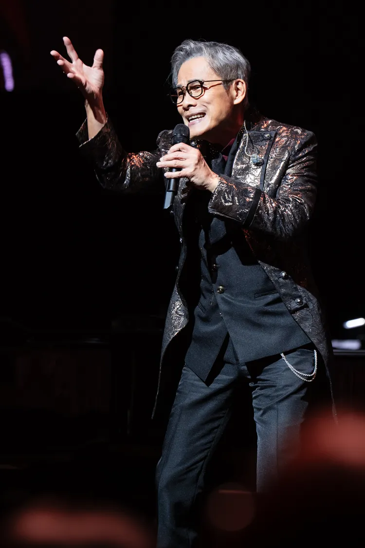 羅大佑先拿自己的年紀開玩笑，不斷強調「我72歲」。媒體棧 / 大右音樂 / 超級圓頂 提供