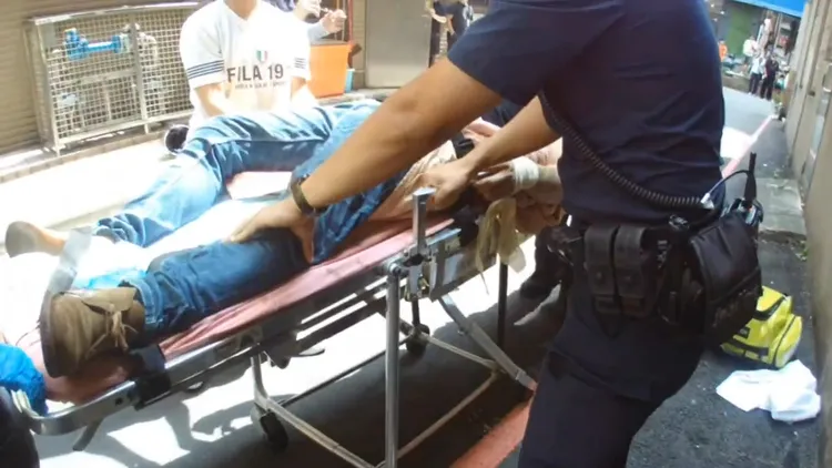 警方和救護人現場檢傷。翻攝畫面
