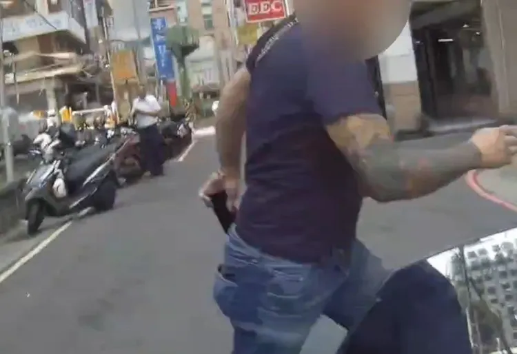 王男拔腿狂奔。翻攝畫面