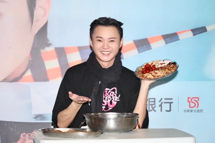 許富凱剷肉7公斤瘦成「凹臉」，慶功宴備好料補身。彭欣偉攝