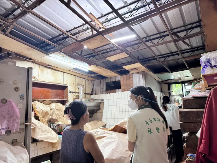 社會局社工訪視受災家庭。翻攝畫面