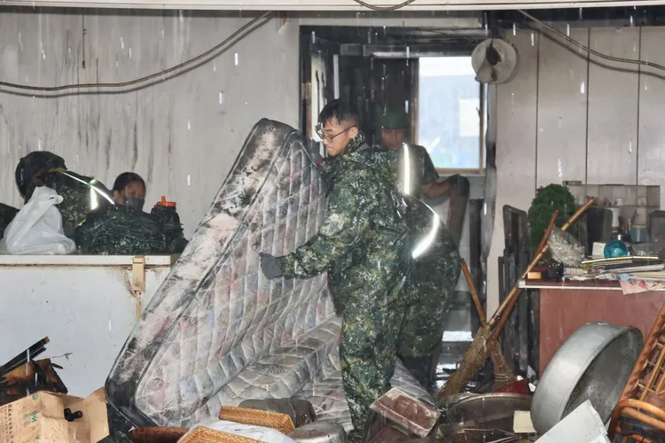 國軍支援災區環境復原、清運民生廢棄物。翻攝畫面