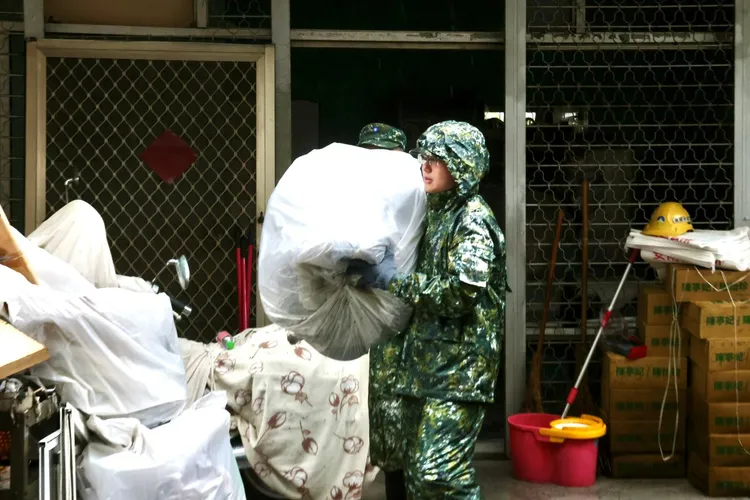 國軍支援災區環境復原、清運民生廢棄物。翻攝畫面
