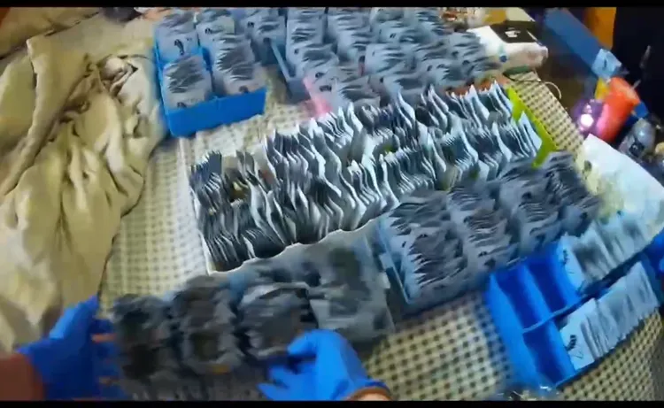 機械化流水線生產的毒咖啡包超過上千包。翻攝畫面