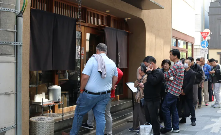 日幣千元的親民價格加上職人廚藝，創始於日本橋的「金子半之助-天婦羅」店前總是大排長龍，深獲媒體與網友推薦「日本橋必吃清單」與「高CP值排隊名店」。業者提供