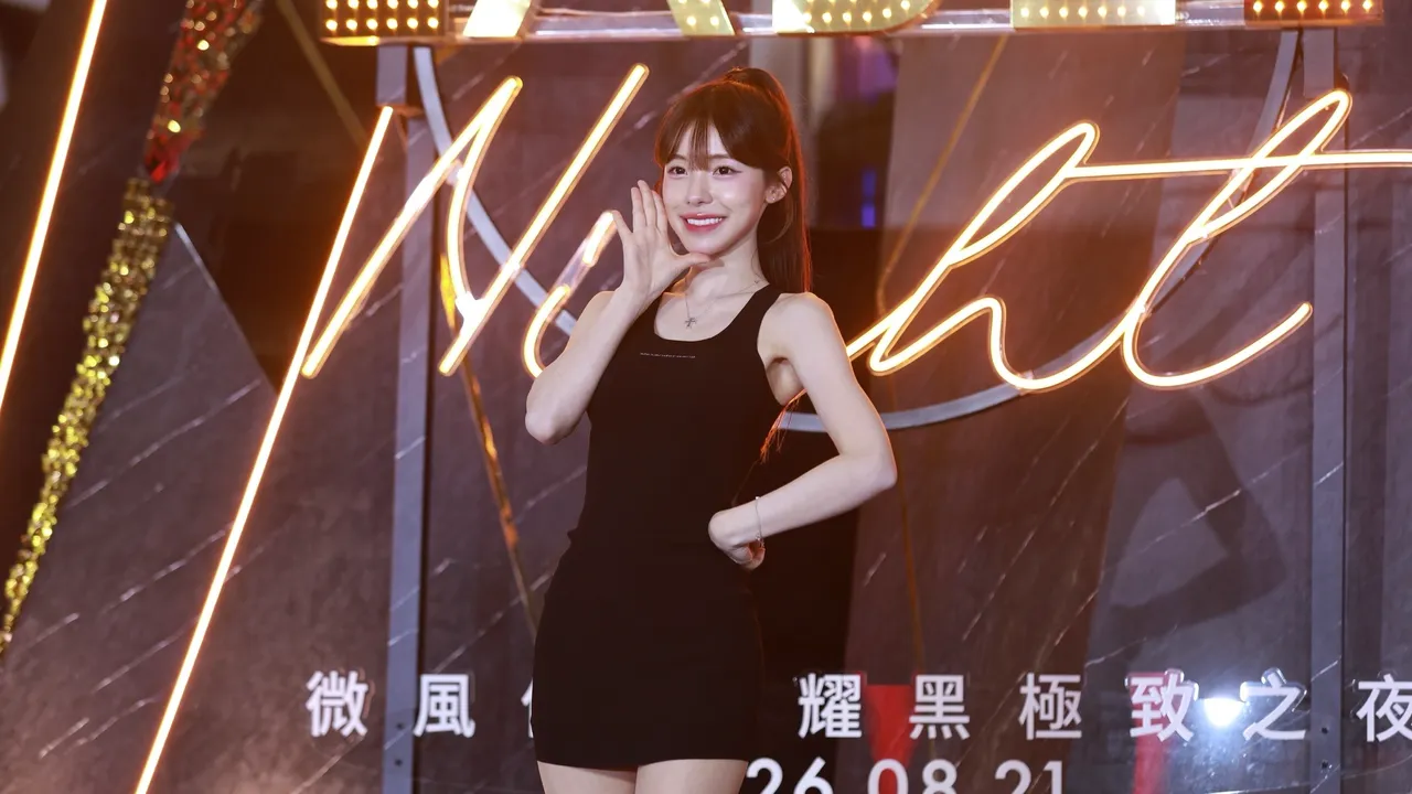 李多慧穿黑色緊身洋裝逛微風　姣好曲線+水蛇腰超吸睛
