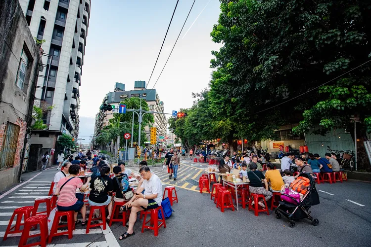 「烤肉派對」8月29中午12時開放線上報名，每組10人份只要999元，手刀搶購。經發局提供