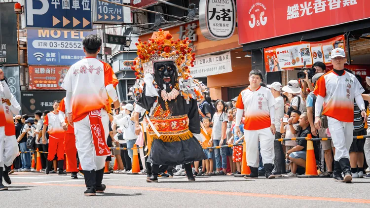 2026竹塹中元城隍祭「遶境賑孤」盛大登場。新竹市府提供