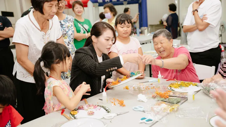高虹安與長輩、孩童體驗製作永生花團扇。新竹市府提供