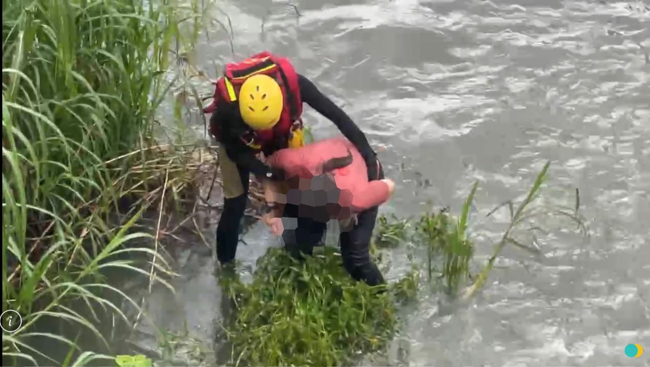 紅衣女站三峽大橋下河道 驚險萬分!警消下水救人