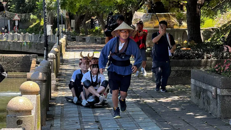 「人力拉牛車」關卡在顛簸路面上折磨嘉賓。綜藝玩很大提供