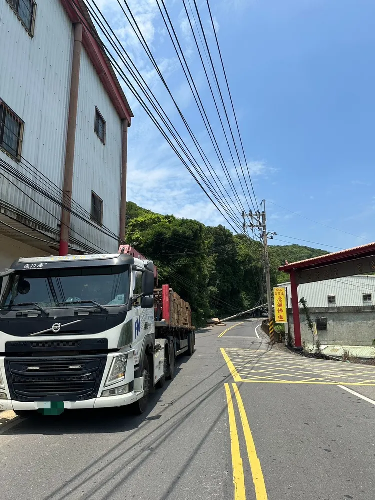 大貨車載運鐵塊不慎掉落。翻攝畫面