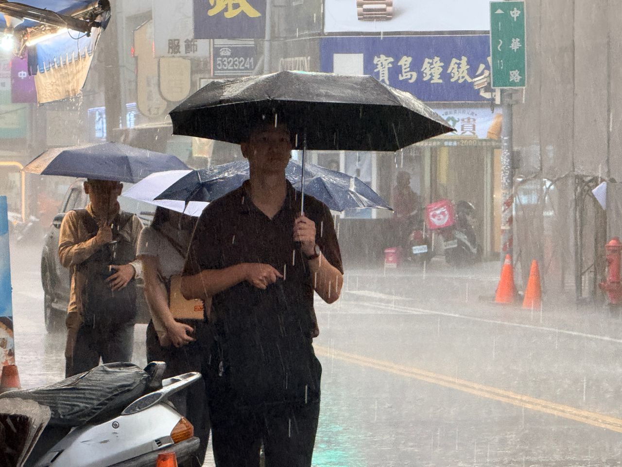 4縣市大雨特報!今南部慎防淹水 西半部午後變天