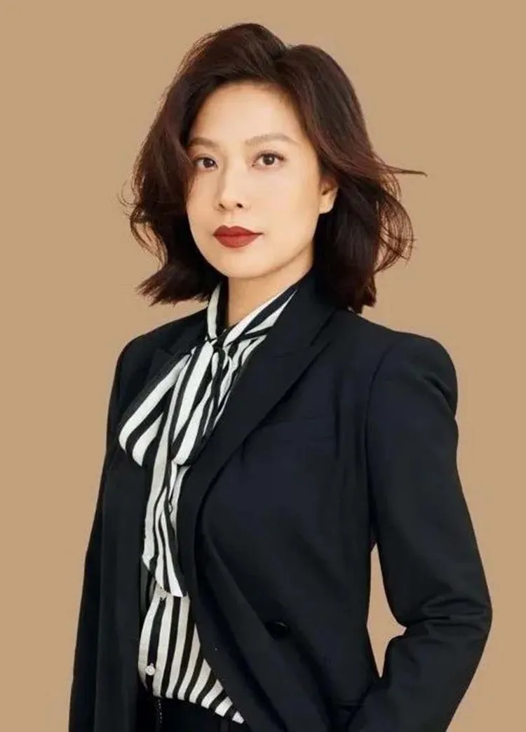 中國網友痛批，美女教授張丹丹的美照比發表的論文還多。翻攝北大國發院網站