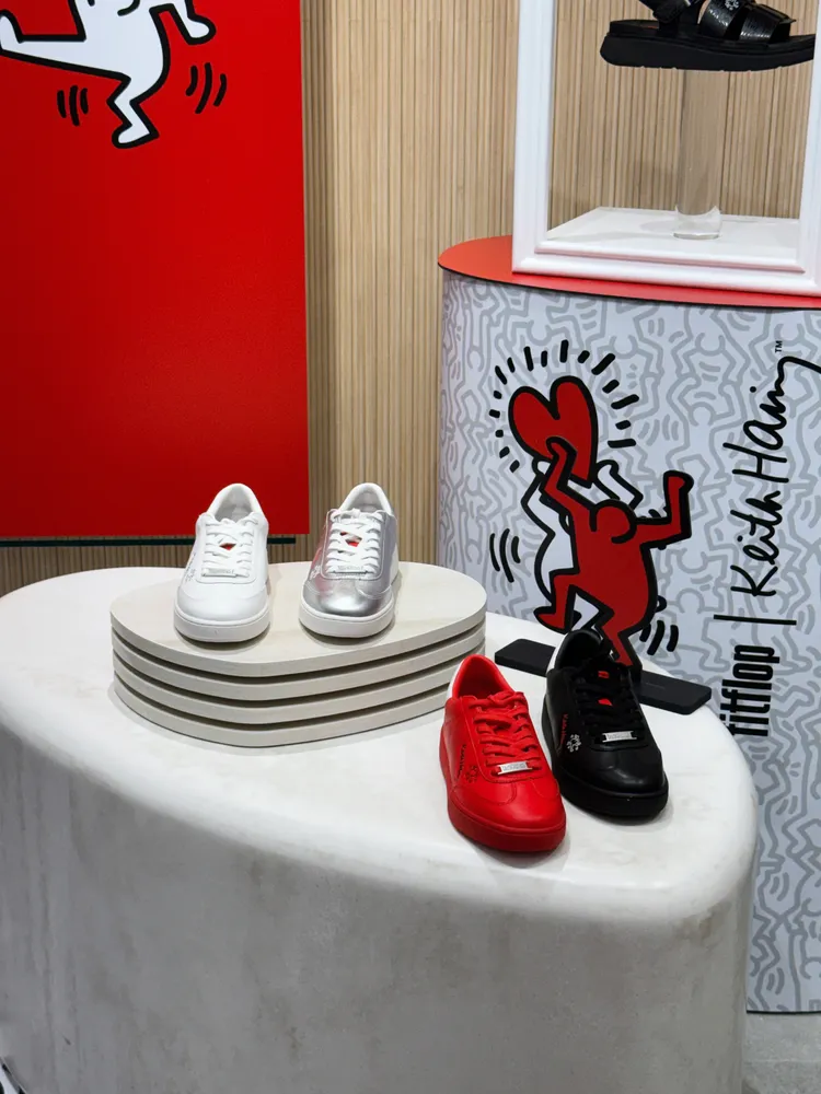 FitFlop x Keith Haring系列透過強烈線條與紅黑色系勾勒藝術氣息。劉旻君攝