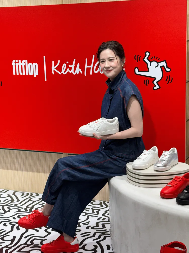 林予晞身穿FitFlop x Keith Haring聯名紅色休閒鞋。劉旻君攝