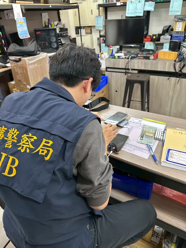 警方在現場採證。翻攝畫面