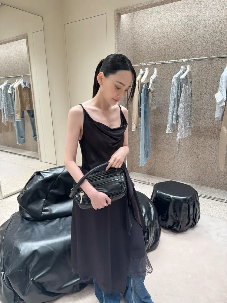 走甜酷風的林映唯以絲質洋裝疊穿丹寧褲。劉旻君攝