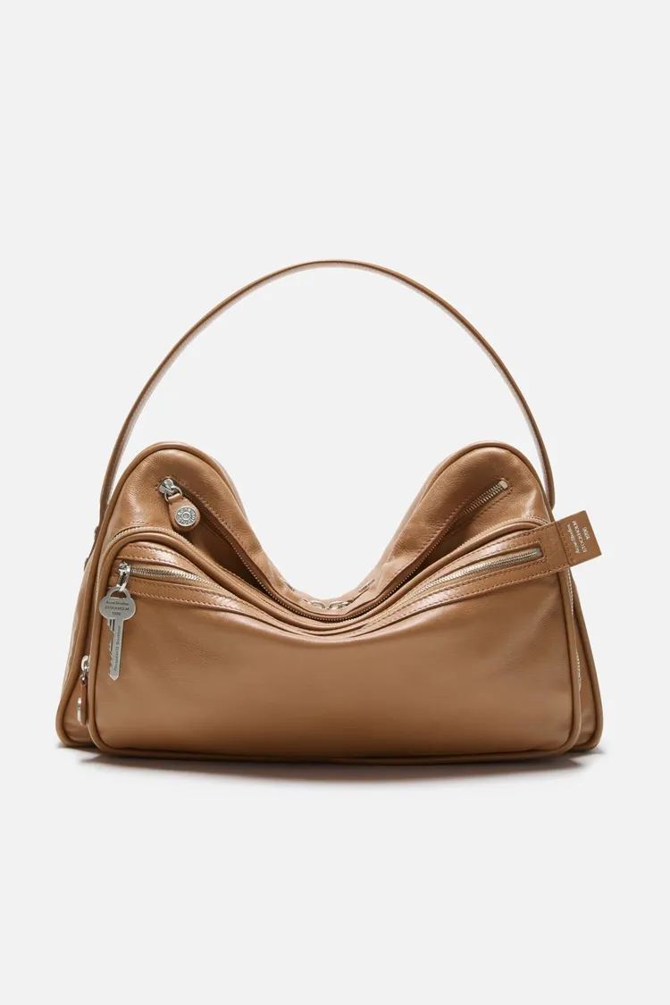 Acne Studios Camer Camera焦糖棕肩背包，7萬9000元。品牌提供
