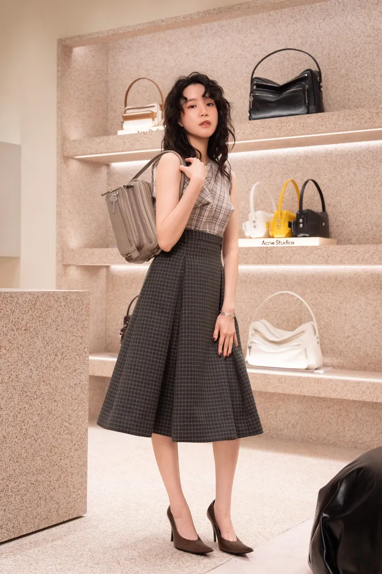 程予希化身俏皮格紋少女。品牌提供
