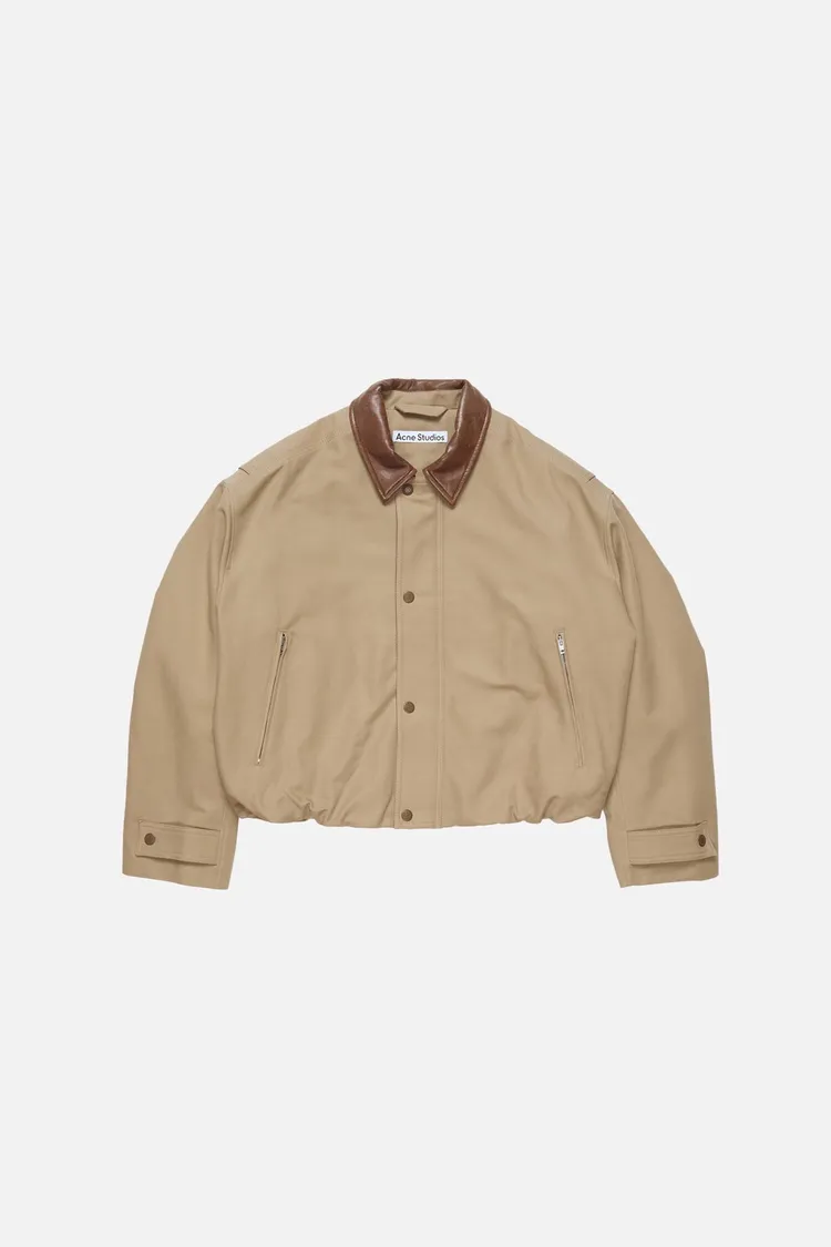 Acne Studios皮革衣領飛行員外套，3萬9000元。品牌提供