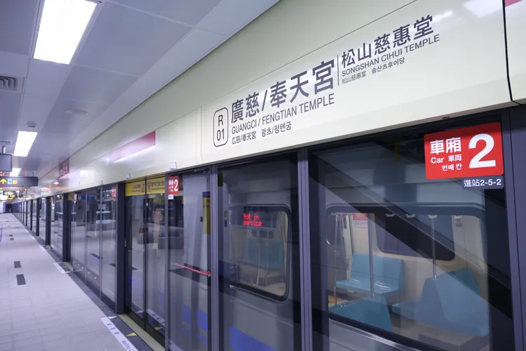 北捷信義線東延段正式通車，今天到9月28日從廣慈／奉天宮站與象山站間免費。彭欣偉攝