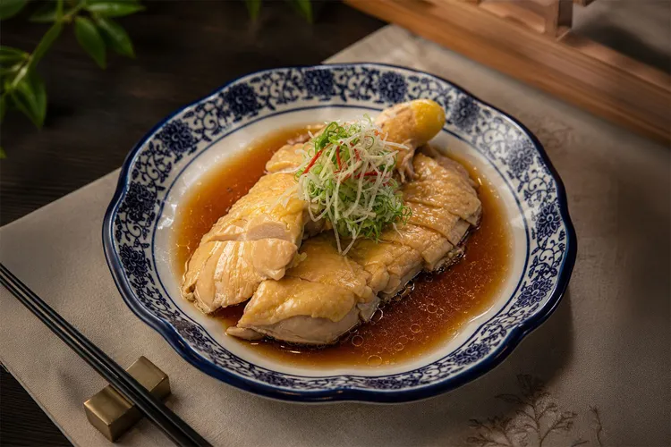 台南遠東香格里拉醉月樓「上海沙薑蔥油雞」，8/15至8/21優惠價480元（原價780元）。台南遠東香格里拉提供