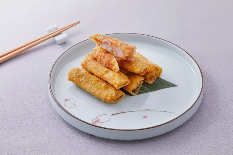 台南遠東香格里拉醉月樓「府城腐皮鯛魚鮮蝦捲」，融合府城海味與江南手工菜工藝。台南遠東香格里拉提供