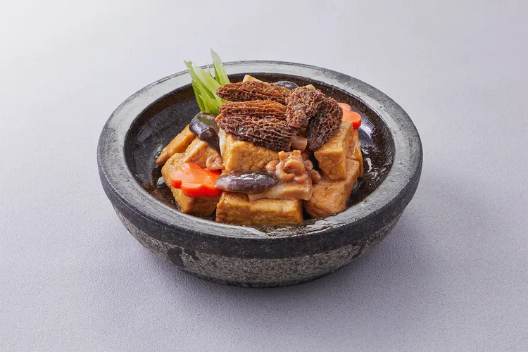 台南遠東香格里拉醉月樓「石鍋羊肚菌燒豆腐」，8/22至8/28優惠價380元（原價680元），羊肚菌菌香濃郁、豆腐飽吸醬汁。台南遠東香格里拉提供