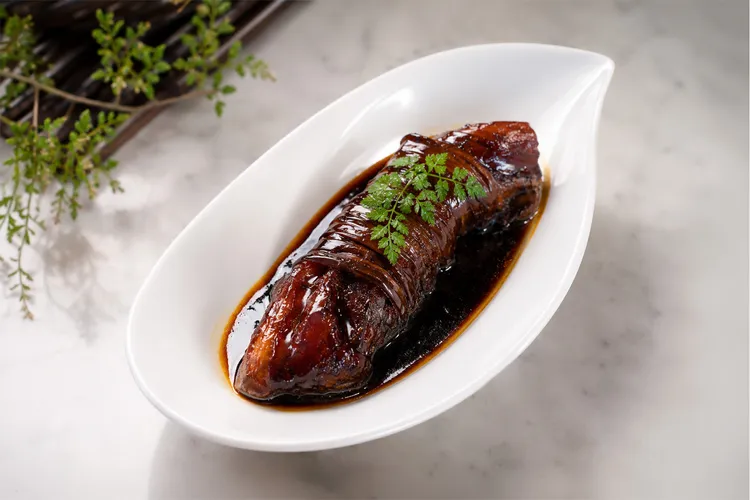 台南遠東香格里拉醉月樓推新菜「稻草札天麴肉」是一道講究時間與火候的江南紅燒菜。台南遠東香格里拉提供