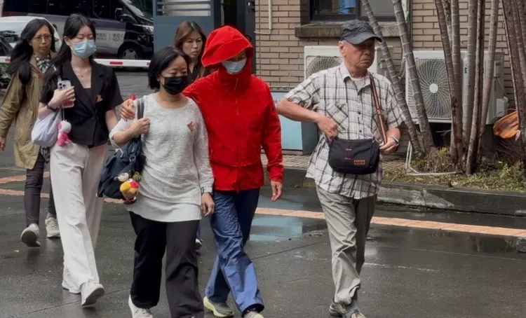 北院一審國民法官庭宣判當天，梁子凌家屬親自到庭聽判，包括他的父親(右1)、遺孀(左2)、女兒(黑衣)及親屬。資料照片。張欽攝