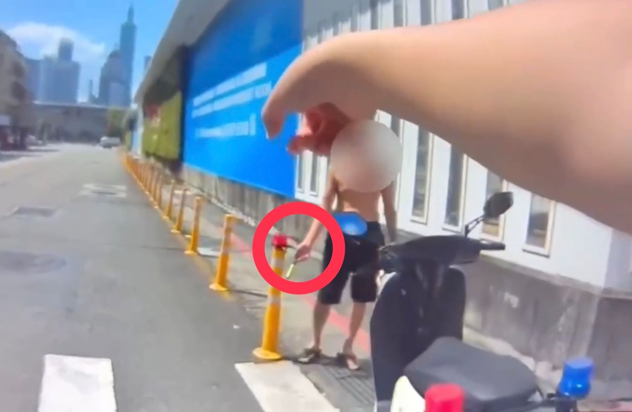 赤膊男手持「削皮刀」街頭閒晃嚇壞人! 警喝令制伏一查竟是通緝犯