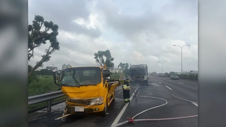 工程車慘遭追撞，司機輕傷，但助手當時站在護欄旁，慘被撞飛重傷。民眾提供