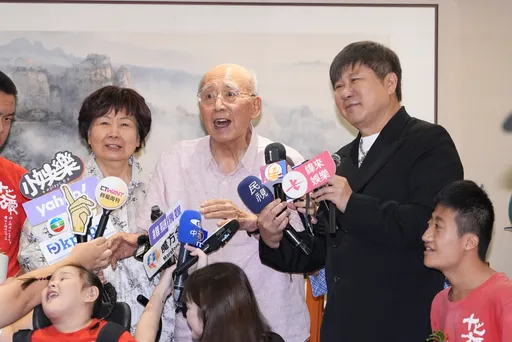 88歲前內政部長吳伯雄久違露面   胡瓜曝40年前「感恩之情」