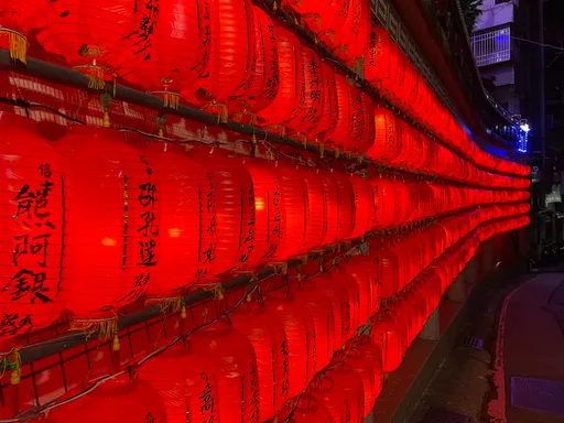 鷄籠中元祭開跑！千盞普渡公燈點亮　今下午2點準時「開龕門」
