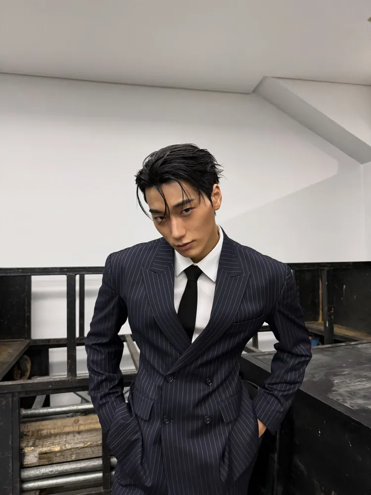 ATEEZ崔傘用太平洋寬肩撐起西裝線條，性感男人味爆棚。翻攝崔傘IG