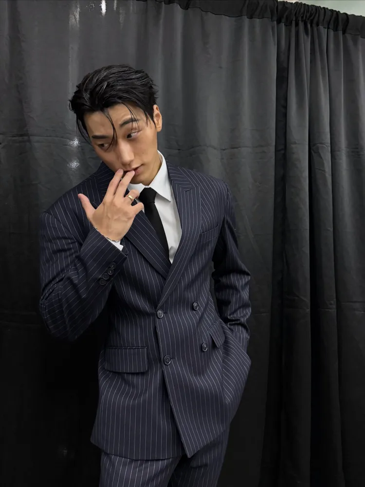 ATEEZ崔傘靠著強烈眼神與超結實體態，將正裝穿出一股狂放不羈的野性魅力。翻攝崔傘IG