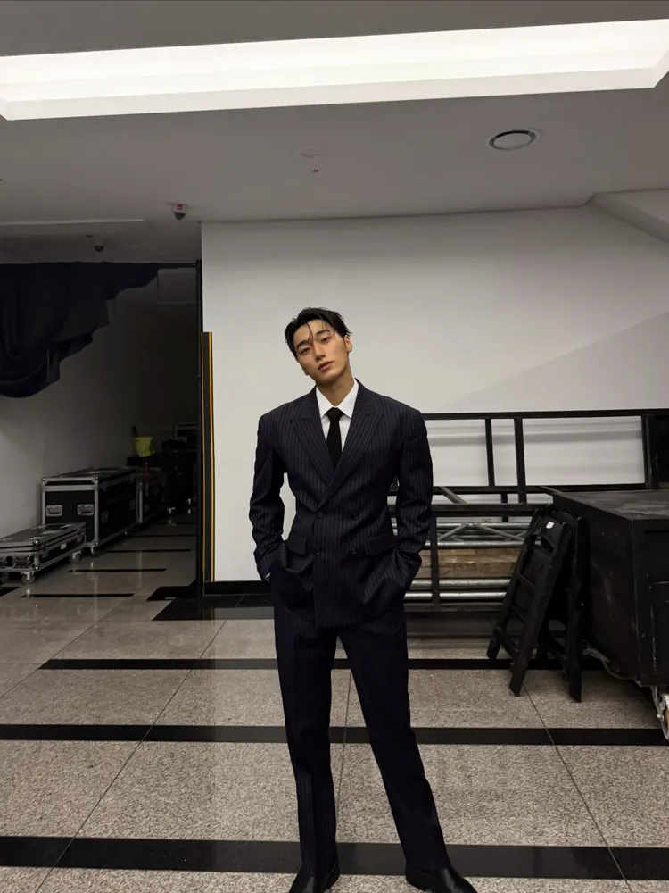 ATEEZ崔傘穿著Martini Light雙排扣羊毛西裝。翻攝崔傘IG