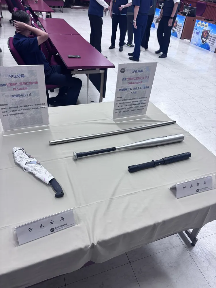新北警啟動「守城安民」專案，掃蕩黑幫並查獲暴力集團與槍械棍棒。翻攝畫面