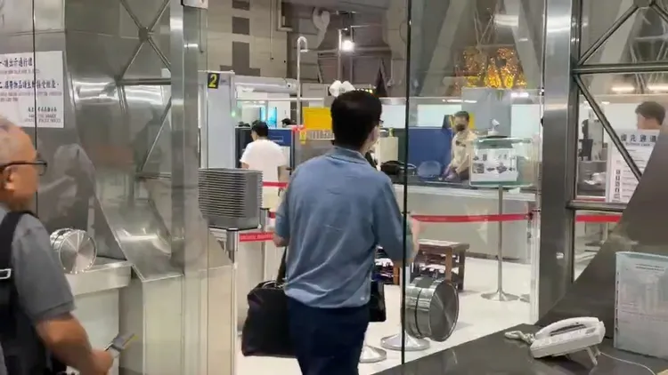 趙建銘17日早上5點出現小港機場，7點搭機前往越南。翻攝畫面
