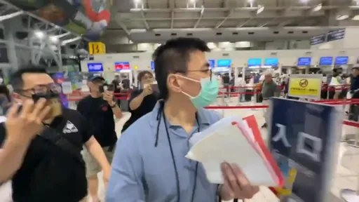 趙建銘清晨現身小港機場！與3男性朋友飛越南 全程不發一語
