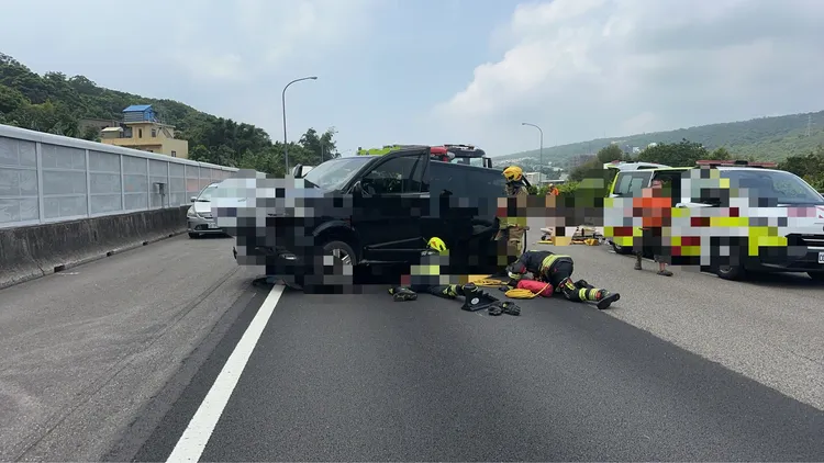 廂型車駕駛江姓男子卡在自己的車底，傷重不治。民眾提供