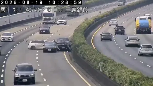 國道3死畫面曝光！廂型車撞特斯拉「下車討論」　遭二次追撞釀禍