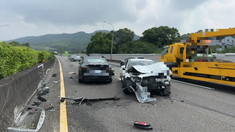 肇事的Volvo轎車車頭全毀。民眾提供