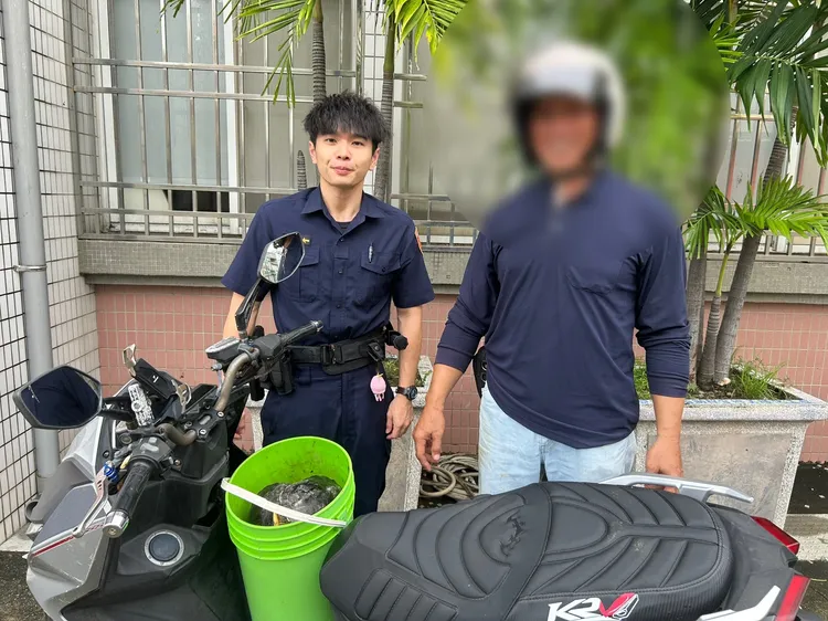 飼主向員警致謝。翻攝畫面
