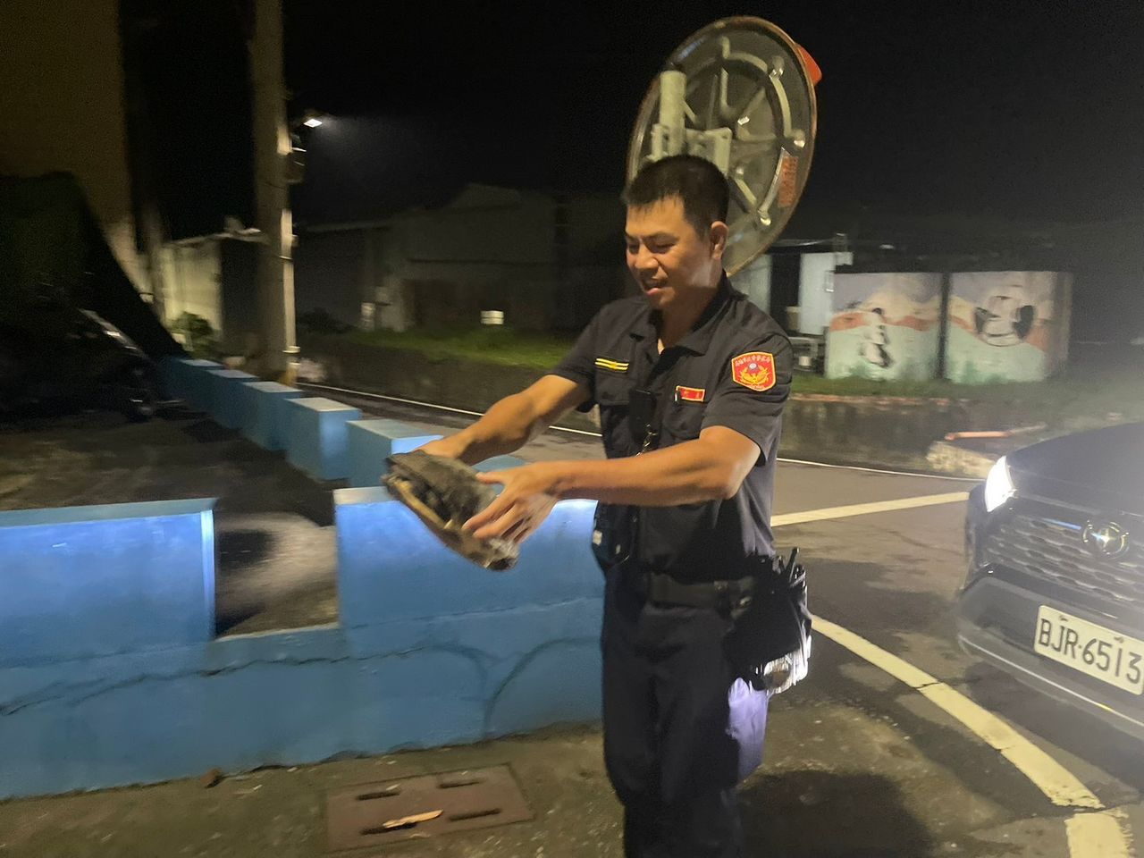 烏龜大軍夜逛街!赤崁警沿街搶救 集體落跑竟是這原因