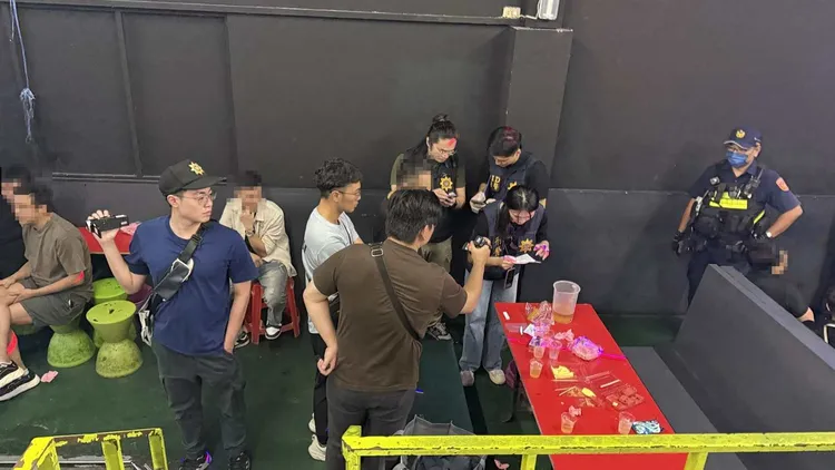 林園分局16日凌晨在大寮區一處舞廳查獲毒品咖啡包、愷他命香煙等毒品，並查獲逾期居留失聯移及詐欺通緝1人。翻攝畫面