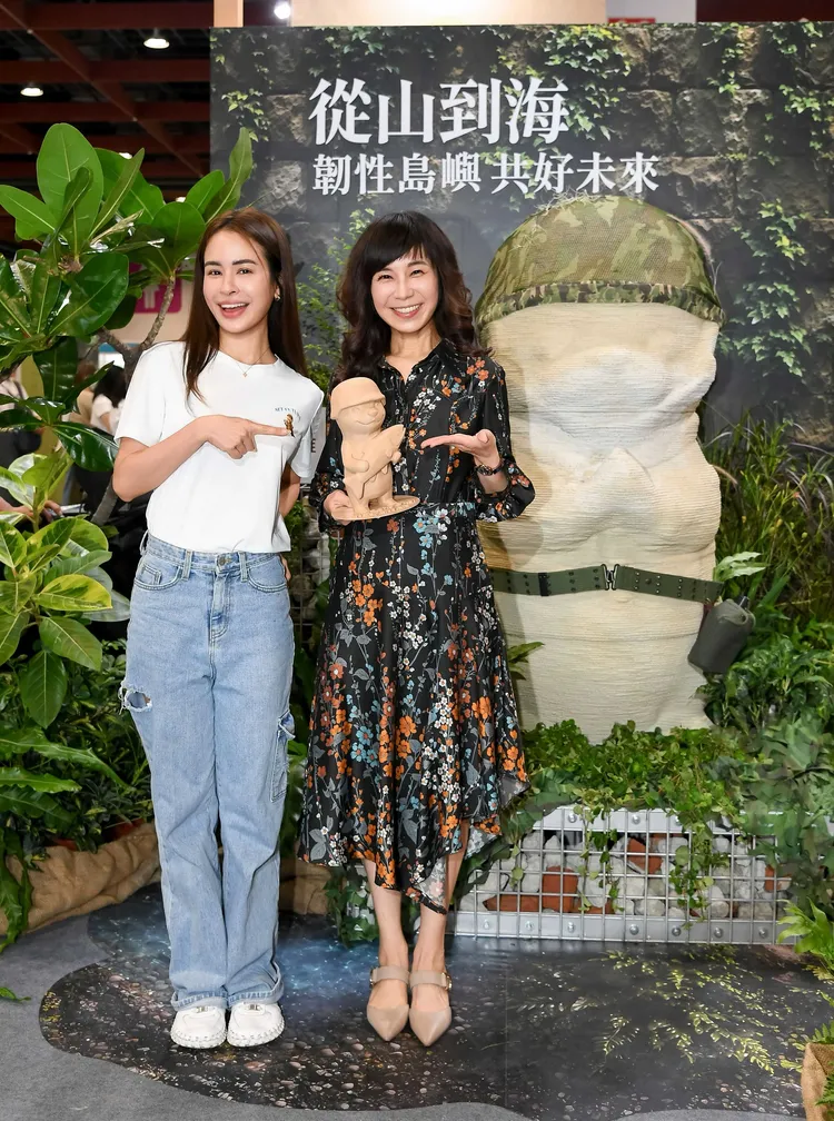 雷艾美（左）與導演白心儀今天出席活動 。三立提供