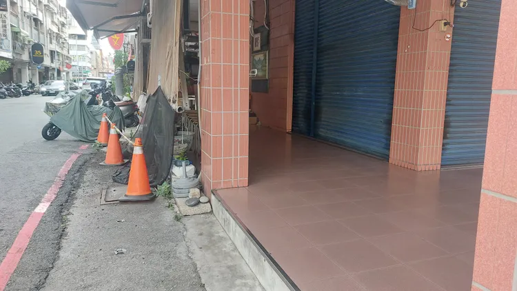 麵店已無餵食流浪貓碗盤，也未見有流浪貓出沒。凃建豐攝