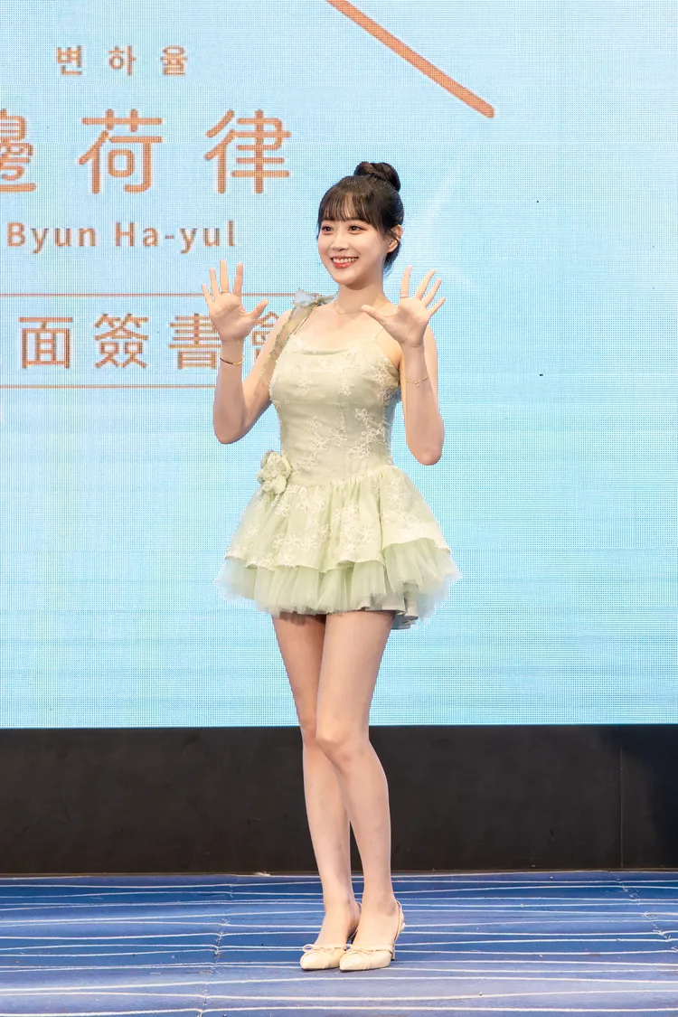 邊荷律預告下一本寫書想挑戰「SEXY大人」風格。尖端出版集團提供